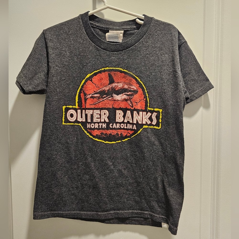 Kid's sz S Outer Banks NC Shark Graphic T-Shirt Heather Charcoal Grey